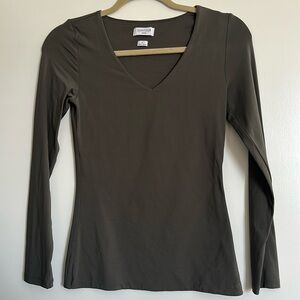 NWOT Aritzia contour V-neck top